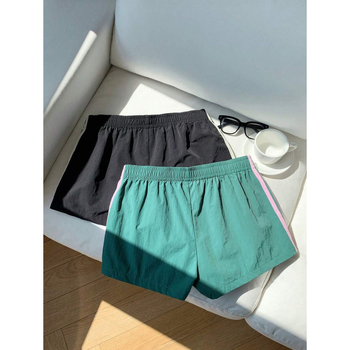 Γυναικεία σορτς με πλευρικές ρίγες και ελαστική μέση, χαλαρή γραμμή (βαμβάκι φυσικού χρώματος • CVC • μήκος 9/10 • ελαφριά ελαστικότητα)