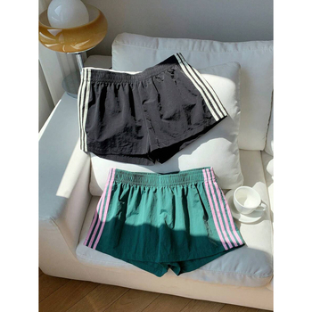 Γυναικεία σορτς με πλευρικές ρίγες και ελαστική μέση, χαλαρή γραμμή (βαμβάκι φυσικού χρώματος • CVC • μήκος 9/10 • ελαφριά ελαστικότητα)