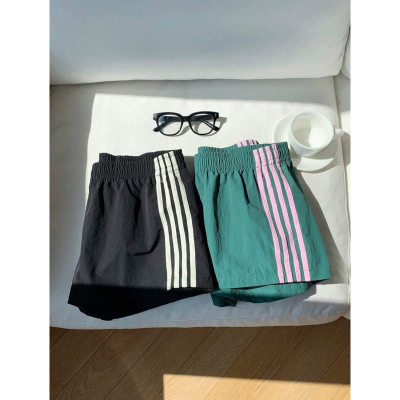 Șorturi casual pentru femei cu dungi pe lateral și talie elastică, croială lejeră (bumbac natural colorat • CVC • lungime 9/10 • elasticitate ușoară)