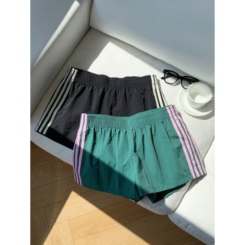 Șorturi casual pentru femei cu dungi pe lateral și talie elastică, croială lejeră (bumbac natural colorat • CVC • lungime 9/10 • elasticitate ușoară)