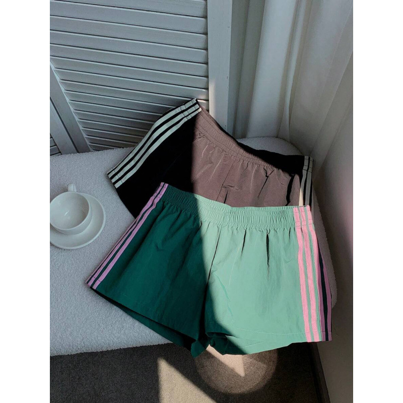 Șorturi casual pentru femei cu dungi pe lateral și talie elastică, croială lejeră (bumbac natural colorat • CVC • lungime 9/10 • elasticitate ușoară)
