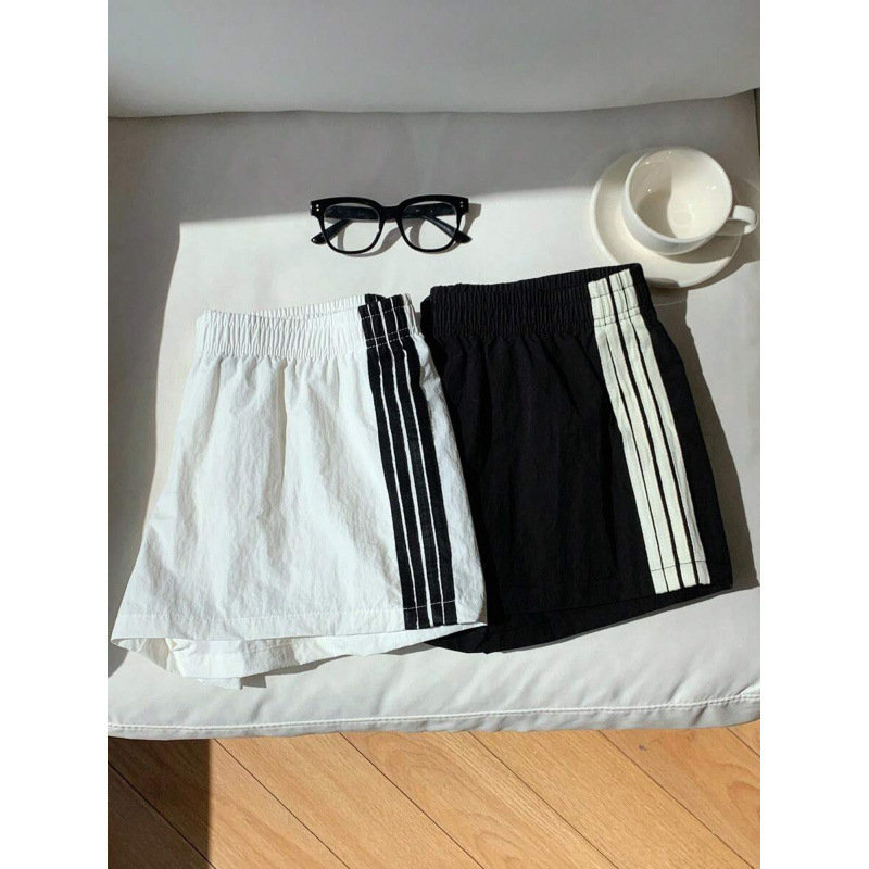 Șorturi casual pentru femei cu dungi pe lateral și talie elastică, croială lejeră (bumbac natural colorat • CVC • lungime 9/10 • elasticitate ușoară)