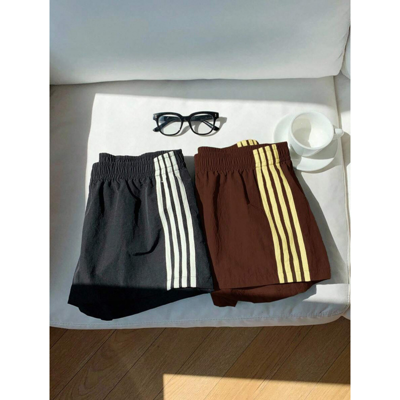 Șorturi casual pentru femei cu dungi pe lateral și talie elastică, croială lejeră (bumbac natural colorat • CVC • lungime 9/10 • elasticitate ușoară)