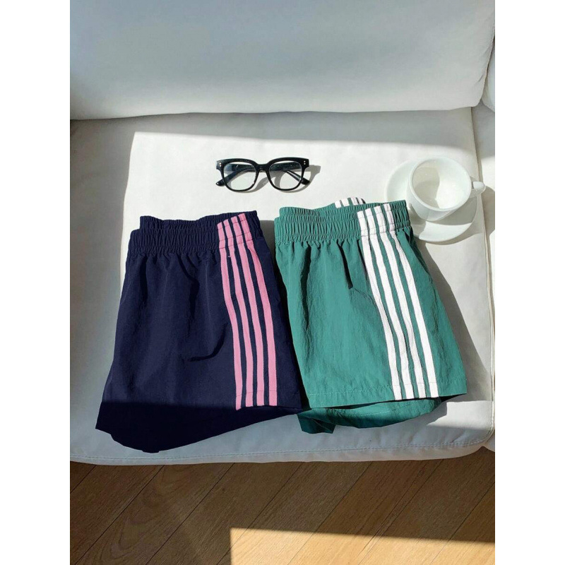 Șorturi casual pentru femei cu dungi pe lateral și talie elastică, croială lejeră (bumbac natural colorat • CVC • lungime 9/10 • elasticitate ușoară)