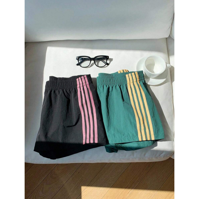 Șorturi casual pentru femei cu dungi pe lateral și talie elastică, croială lejeră (bumbac natural colorat • CVC • lungime 9/10 • elasticitate ușoară)