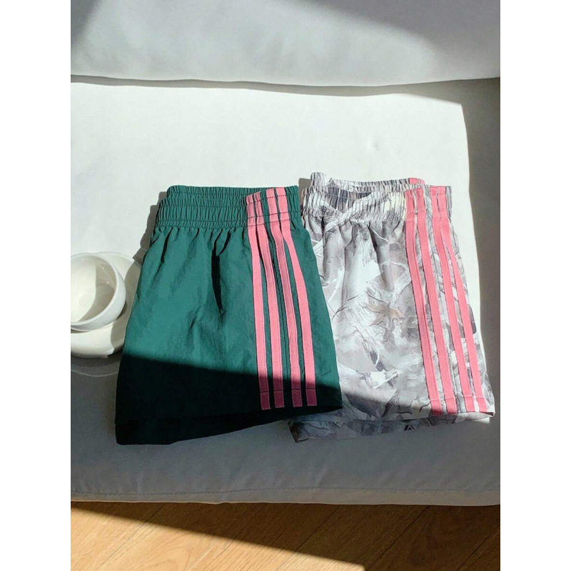 Șorturi casual pentru femei cu dungi pe lateral și talie elastică, croială lejeră (bumbac natural colorat • CVC • lungime 9/10 • elasticitate ușoară)