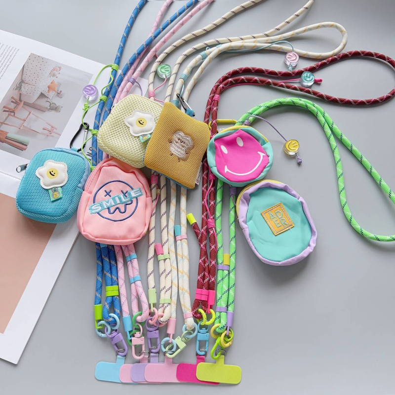 Telefono dėklas su reguliuojamu dirželiu ir pakabinamu aksesuaru – poliesteris, rankų darbas, dekoratyvinė funkcija, prekės kodas AL953563347