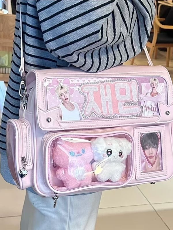 Plecu soma jauniešu kampusa stilā, PU materiāls, iekšējā odere poliesters, aizvērums ar pārsegu, liela ietilpība