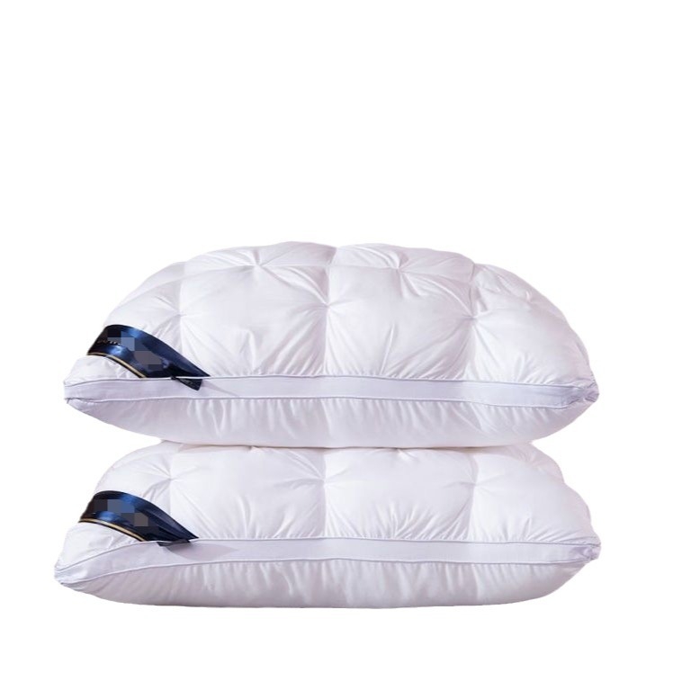 Квадратна възглавница с пълнеж Feather Velvet и полиестров филър (Форма: квадратна; Пълнеж: Feather Velvet; Вторичен пълнител: Полиестер; Тегло: 0.55–1.00 кг)