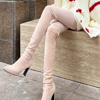 Μπότα μέχρι το γόνατο, σουέντ από γούνα προβάτου, επένδυση από κασμίρι, φαρδύς τακούνι 6-8 cm, στρογγυλή μύτη.