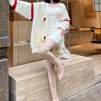 Μπότα μέχρι το γόνατο, σουέντ από γούνα προβάτου, επένδυση από κασμίρι, φαρδύς τακούνι 6-8 cm, στρογγυλή μύτη.