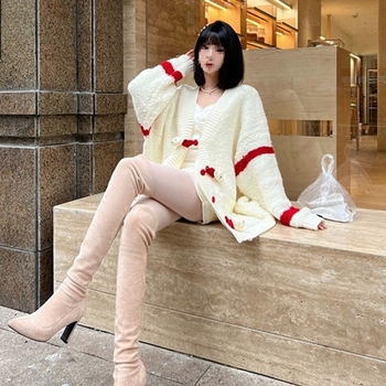 Μπότα μέχρι το γόνατο, σουέντ από γούνα προβάτου, επένδυση από κασμίρι, φαρδύς τακούνι 6-8 cm, στρογγυλή μύτη.