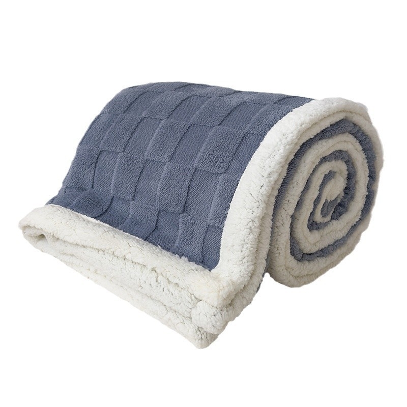 Flanel pléd geometrias mintával, poliészter rostból, súly 1–1,5 kg, minden évszakban használható