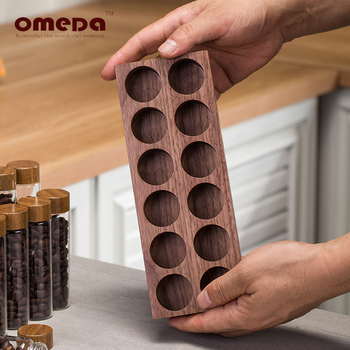 Kavos pupelių ekspozicinis stovas su graikinio riešuto medžio borosilikatiniais stiklainiais – uždara aromos saugykla