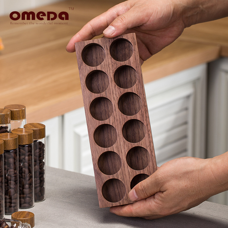 Kavos pupelių ekspozicinis stovas su graikinio riešuto medžio borosilikatiniais stiklainiais – uždara aromos saugykla