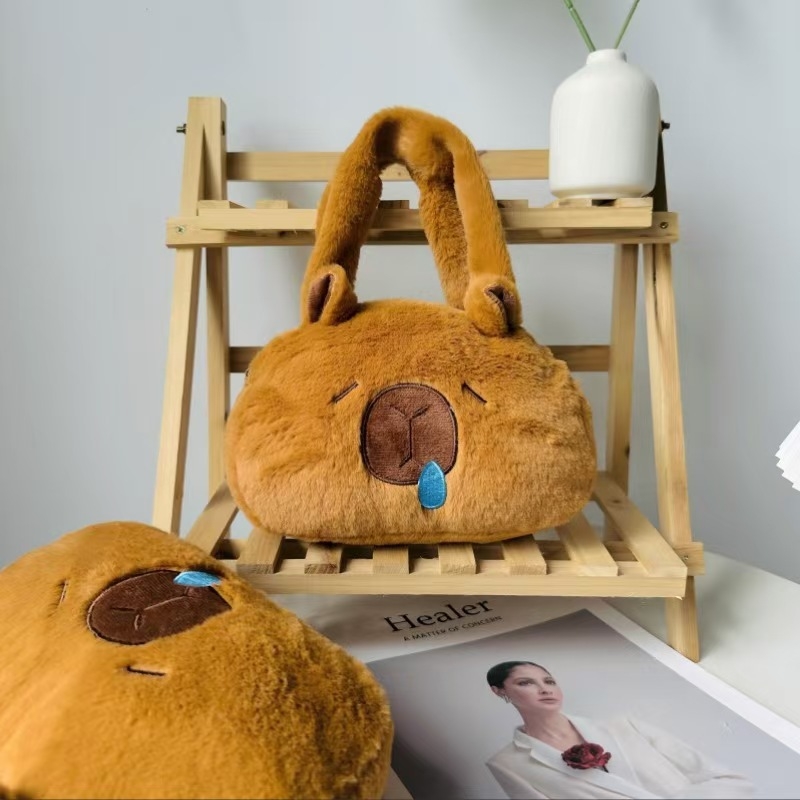 Kapibara plüssbaba - rövid plüss, PP gyapot töltet, hálós zacskós csomagolás, 7–14 éveseknek