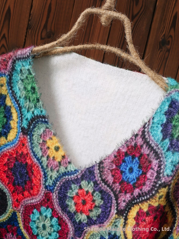 Πουλόβερ με V-λαιμό, γεωμετρικό σχέδιο, πολυεστερικό ύφασμα, φθινόπωρο 2024