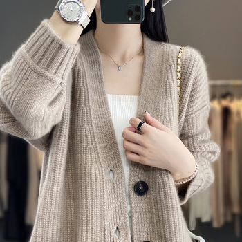 Καρντάγκαν γυναικείος, V-λαιμός, μακριά μανίκια, μαλλί 95%+, κανονικό μήκος (50–65 εκ.), κλείσιμο με μια σειρά πολλαπλών αγκράφων, στυλ για μετακινήσεις στην πόλη