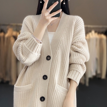 Καρντάγκαν γυναικείος, V-λαιμός, μακριά μανίκια, μαλλί 95%+, κανονικό μήκος (50–65 εκ.), κλείσιμο με μια σειρά πολλαπλών αγκράφων, στυλ για μετακινήσεις στην πόλη