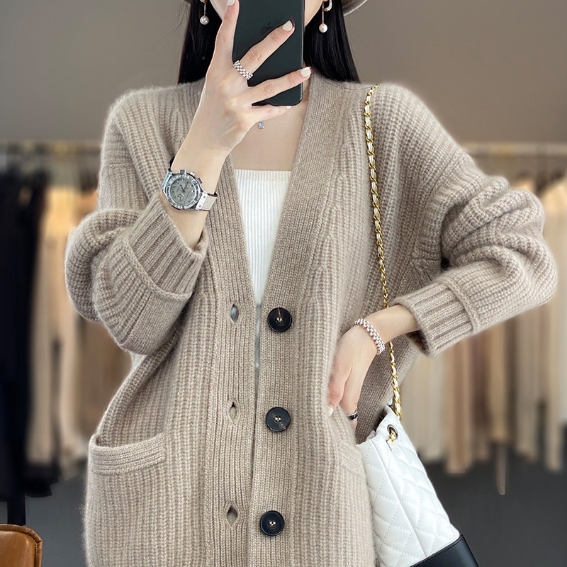 Καρντάγκαν γυναικείος, V-λαιμός, μακριά μανίκια, μαλλί 95%+, κανονικό μήκος (50–65 εκ.), κλείσιμο με μια σειρά πολλαπλών αγκράφων, στυλ για μετακινήσεις στην πόλη