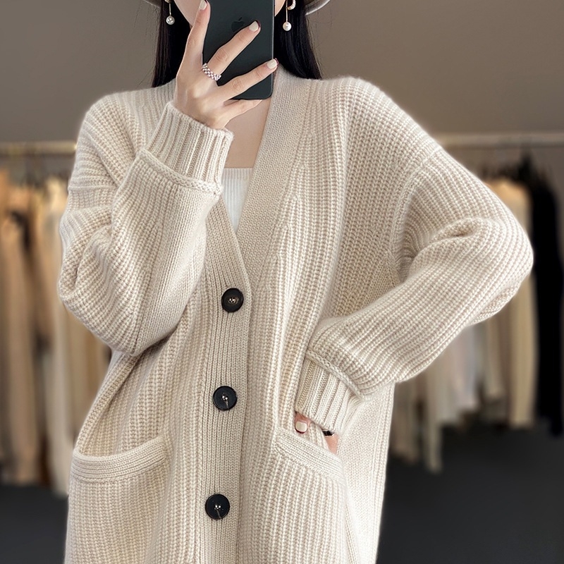 Καρντάγκαν γυναικείος, V-λαιμός, μακριά μανίκια, μαλλί 95%+, κανονικό μήκος (50–65 εκ.), κλείσιμο με μια σειρά πολλαπλών αγκράφων, στυλ για μετακινήσεις στην πόλη