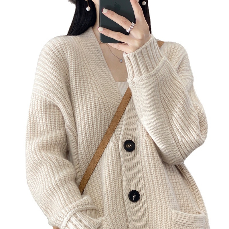 Καρντάγκαν γυναικείος, V-λαιμός, μακριά μανίκια, μαλλί 95%+, κανονικό μήκος (50–65 εκ.), κλείσιμο με μια σειρά πολλαπλών αγκράφων, στυλ για μετακινήσεις στην πόλη