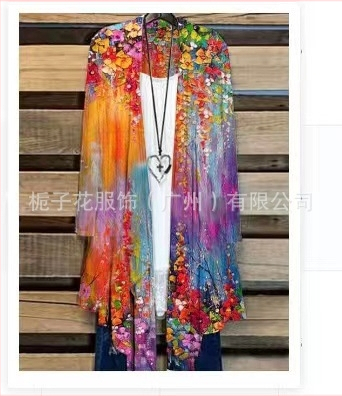 Moteriški marškiniai su ilgomis rankovėmis su spauda, ilgesnė kirpimo linija ir kailio apykakle, poliesteris