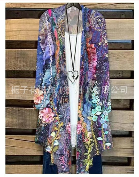 Moteriški marškiniai su ilgomis rankovėmis su spauda, ilgesnė kirpimo linija ir kailio apykakle, poliesteris