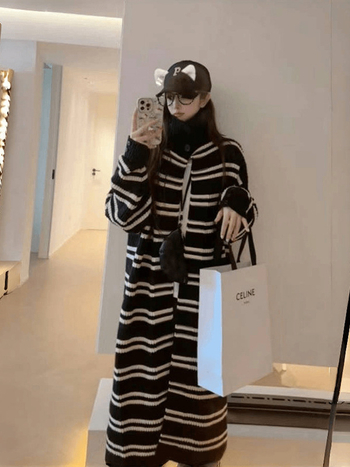 Μακριά ριγέ ζακέτα σε κορεατικό στυλ, ψηλή λαιμόκοψη, χαλαρή γραμμή, βαριά πολυεστερική ύφανση, μήκος 80–100 cm