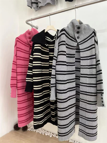 Μακριά ριγέ ζακέτα σε κορεατικό στυλ, ψηλή λαιμόκοψη, χαλαρή γραμμή, βαριά πολυεστερική ύφανση, μήκος 80–100 cm