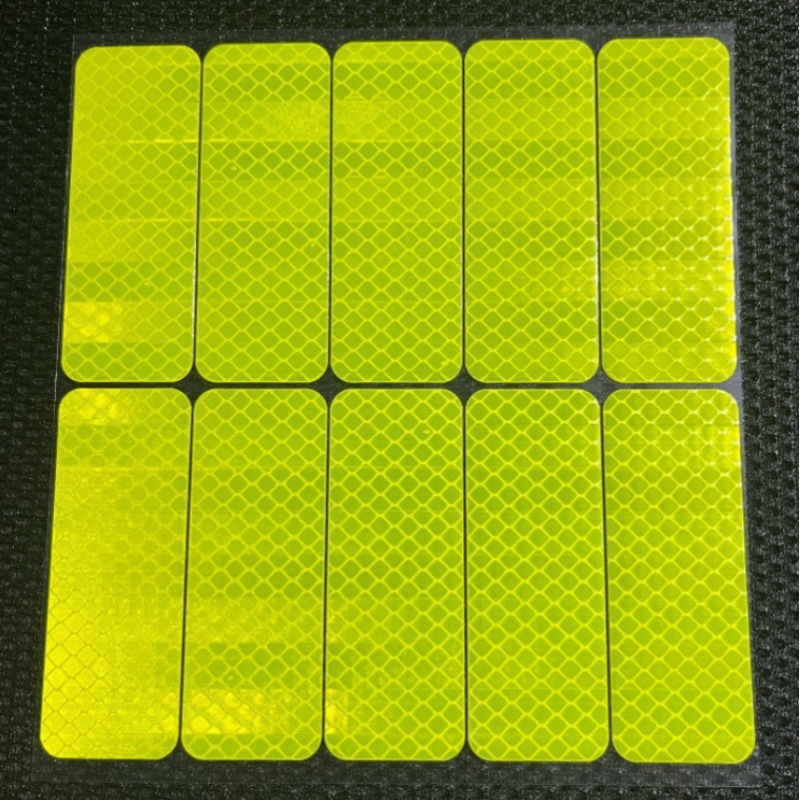 Atstarojošas automašīnu, motociklu un ķiveru uzlīmes — ūdensizturīgas, ar poliuretāna PET pamatni