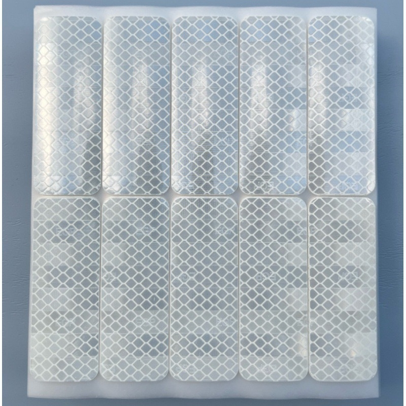 Atstarojošas automašīnu, motociklu un ķiveru uzlīmes — ūdensizturīgas, ar poliuretāna PET pamatni