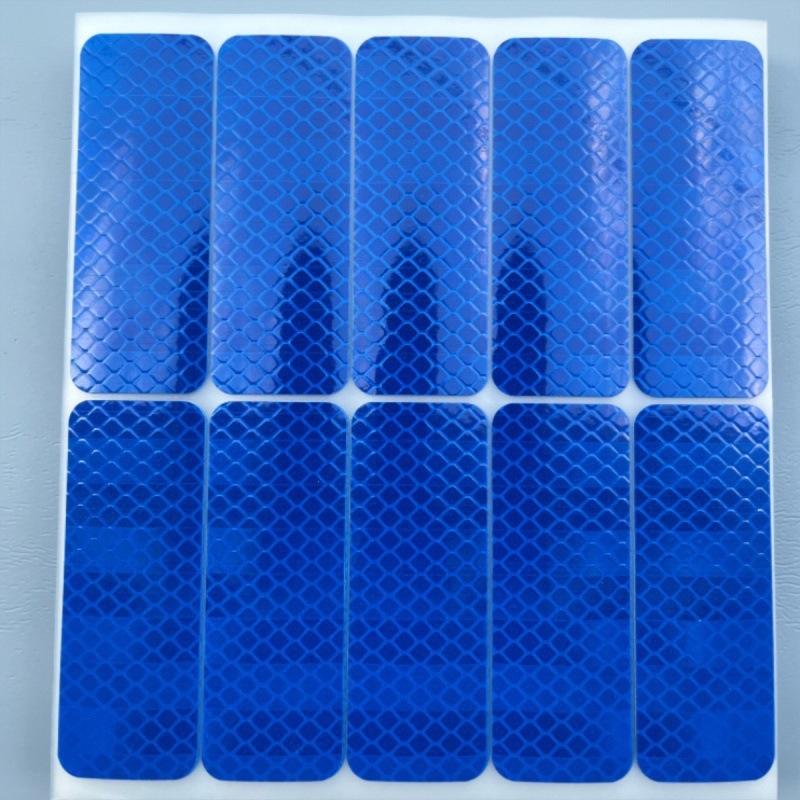 Atstarojošas automašīnu, motociklu un ķiveru uzlīmes — ūdensizturīgas, ar poliuretāna PET pamatni