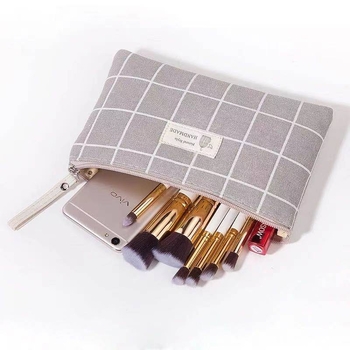 Козметична чанта: канвас и полиестер, цип за отваряне, вътрешен накладен джоб, вътрешен джоб с цип, хоризонтална квадратна форма