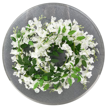 Umelā vistērijas virtene iekšējai dekorācijai; materiāls: plastmasa un zīda ziedi; tehnika: bone shot; šķirne: vistērija; pielietojums: fotorekvizīti, mājas dekorēšana