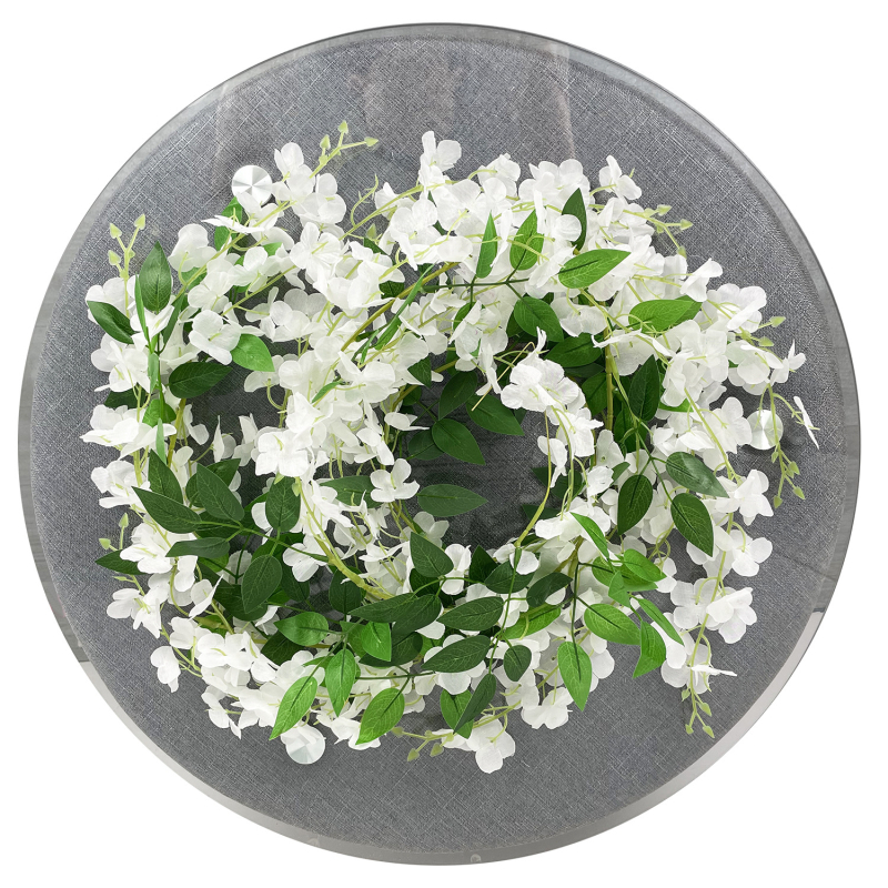 Umelā vistērijas virtene iekšējai dekorācijai; materiāls: plastmasa un zīda ziedi; tehnika: bone shot; šķirne: vistērija; pielietojums: fotorekvizīti, mājas dekorēšana