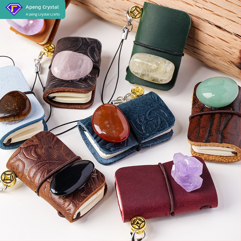 Mini kristāla piezīmju grāmatiņa ar kristāla piekariņu somai (Materiāls: Kristāls; Zīmols: Appen Crystal Crafts; Stils: Mūsdienu vienkāršība; Iepakojums: PP maisiņš)