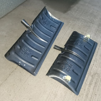 Φτυάρι χιονιού με κεφαλή από χάλυβα μέσης περιεκτικότητας σε άνθρακα και ξύλινη λαβή, βάρος 1,2 kg, πάχος κεφαλής 1,3 mm