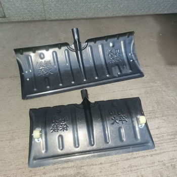 Φτυάρι χιονιού με κεφαλή από χάλυβα μέσης περιεκτικότητας σε άνθρακα και ξύλινη λαβή, βάρος 1,2 kg, πάχος κεφαλής 1,3 mm