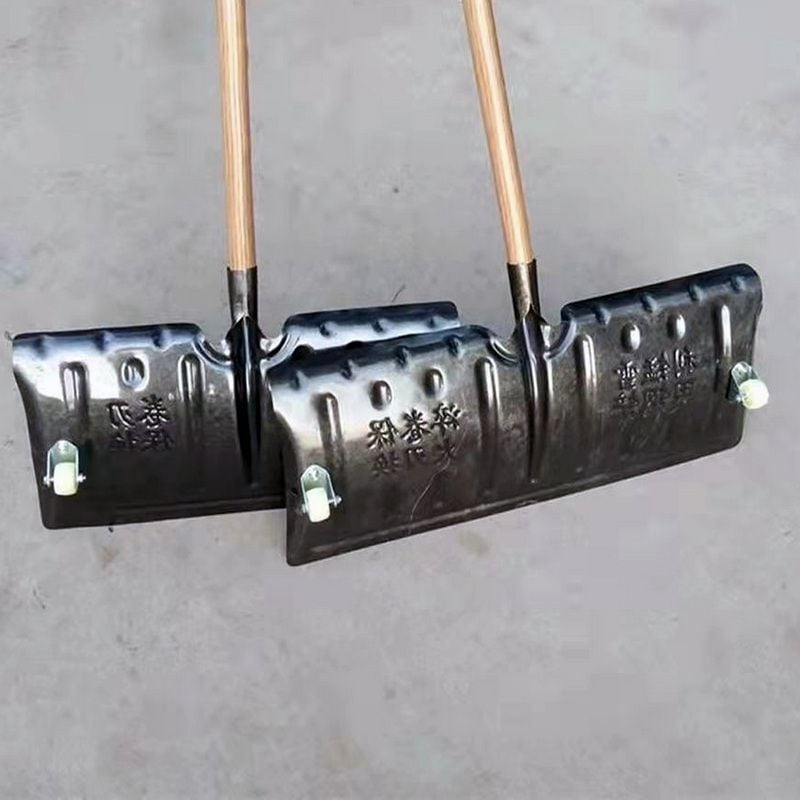 Лопата за сняг със глава от средновъглеродна стомана и дървена дръжка, тегло 1.2 кг, дебелина 1.3 мм