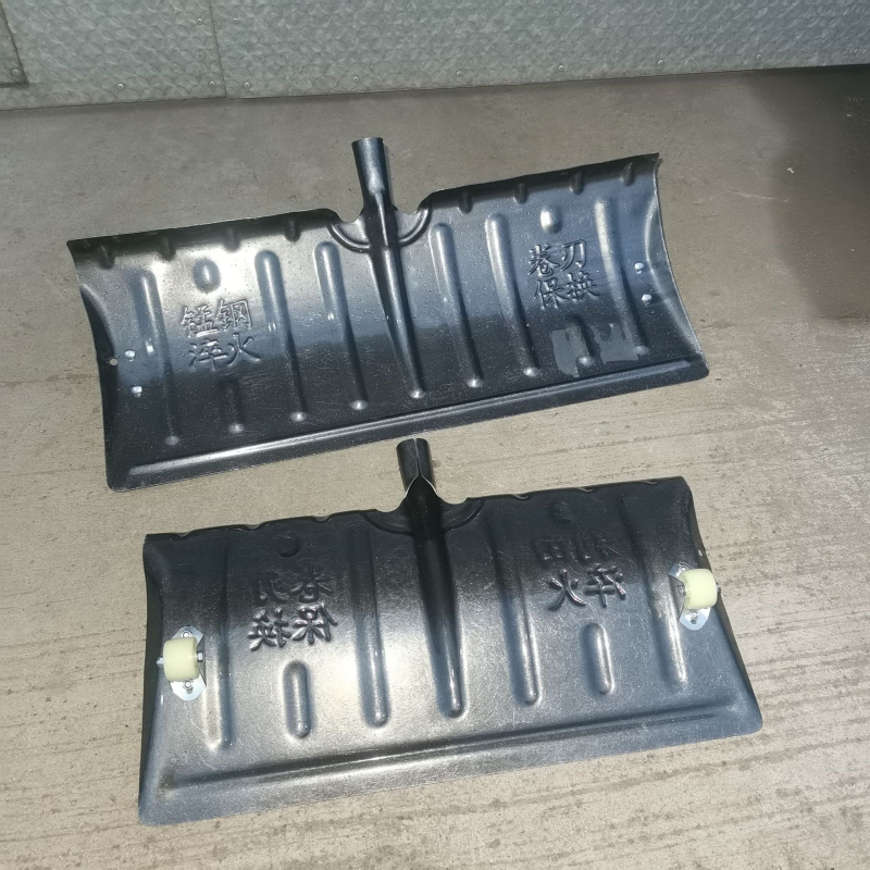 Φτυάρι χιονιού με κεφαλή από χάλυβα μέσης περιεκτικότητας σε άνθρακα και ξύλινη λαβή, βάρος 1,2 kg, πάχος κεφαλής 1,3 mm