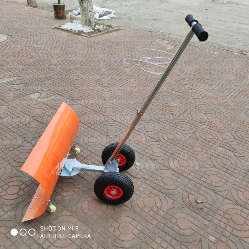 Φτυάρι χιονιού με κεφαλή από χάλυβα μέσης περιεκτικότητας σε άνθρακα και ξύλινη λαβή, βάρος 1,2 kg, πάχος κεφαλής 1,3 mm