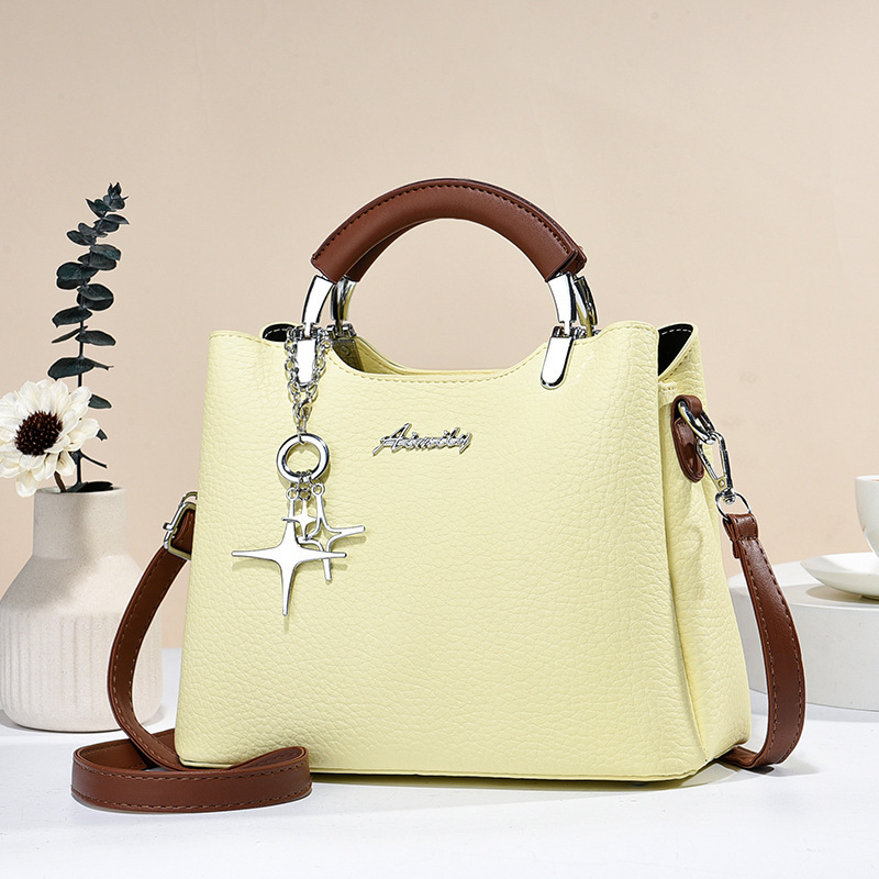 Kreisā pleca soma pilsētas stilā, PU materiāls, horizontāla kvadrāta forma, rāvējslēdzējs, poliestera oderējums, iekšējie kabatiņi telefonam, ID kartēm un kartēm