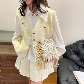 Τσαντάκι crossbody με φούντες, σε κορεατικό στυλ, πλεκτό από ψάθα, κλείσιμο με φερμουάρ, εσωτερικές θήκες για κινητό και κάρτα, μονοκόμματος ιμάντας, αστικός μινιμαλιστικός σχεδιασμός