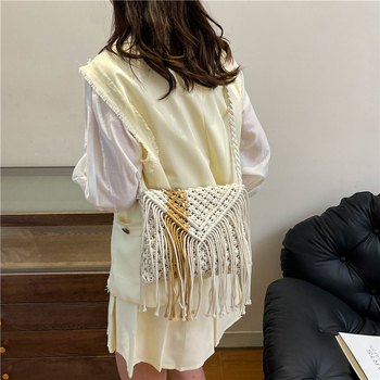 Τσαντάκι crossbody με φούντες, σε κορεατικό στυλ, πλεκτό από ψάθα, κλείσιμο με φερμουάρ, εσωτερικές θήκες για κινητό και κάρτα, μονοκόμματος ιμάντας, αστικός μινιμαλιστικός σχεδιασμός