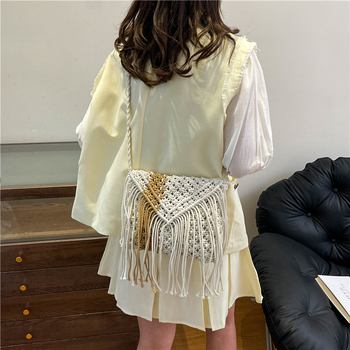 Τσαντάκι crossbody με φούντες, σε κορεατικό στυλ, πλεκτό από ψάθα, κλείσιμο με φερμουάρ, εσωτερικές θήκες για κινητό και κάρτα, μονοκόμματος ιμάντας, αστικός μινιμαλιστικός σχεδιασμός