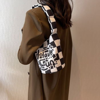 Τσάντα bucket από πολυεστέρα, στυλ αστικός μινιμαλισμός, κούμπωμα με μαγνητικό κλείσιμο, εσωτερική τσέπη τύπου patch, μονός ιμάντας ώμου