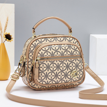 PU crossbody soma, PU materiāls, rāvējslēdzējs, horizontāla kvadrāta forma, iekšējā šuvju kabata ar sendviča konstrukciju, PU oderējums