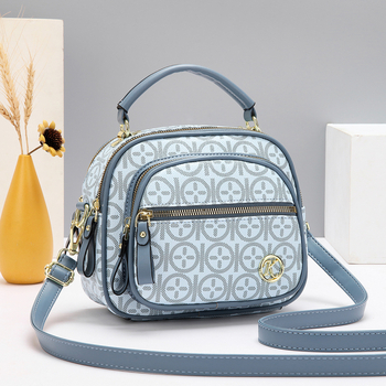 PU crossbody soma, PU materiāls, rāvējslēdzējs, horizontāla kvadrāta forma, iekšējā šuvju kabata ar sendviča konstrukciju, PU oderējums