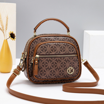 PU crossbody soma, PU materiāls, rāvējslēdzējs, horizontāla kvadrāta forma, iekšējā šuvju kabata ar sendviča konstrukciju, PU oderējums